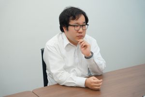 角田氏
