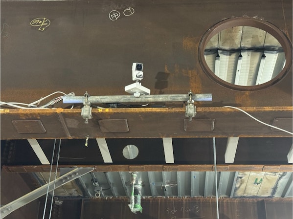 建設現場でのカメラ設置の様子