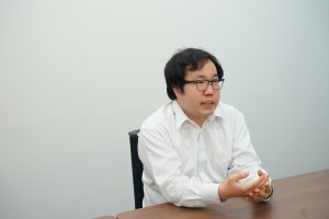 角田氏